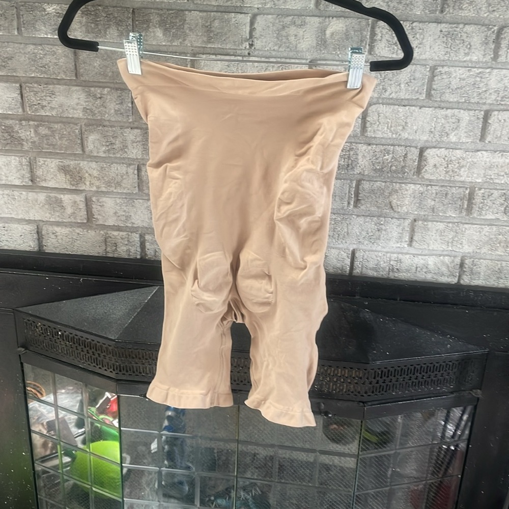 NWOT. SKIMS Sheer Seamless High Waisted Mid Thigh Short - Picture 6 of 7